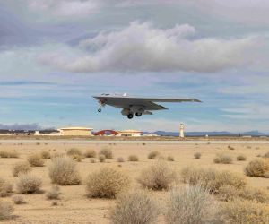 U.S. Air Force operational test pilot flies the B-21 Raider at Edwards Air Force Base, marking an early shift from developmental flight testing toward combat-focused evaluation of the stealth bomber’s weapons integration, survivability, and future nuclear and conventional strike roles (Picture source: U.S. DoW).