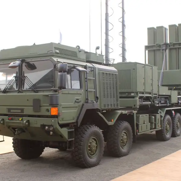 The IRIS-T SLM is a modern medium-range air defense system combining a TRML-4D AESA radar with highly agile infrared-guided missiles, capable of detecting up to 1,500 targets and intercepting aircraft, cruise missiles, and drones at ranges of around 40 km with full 360-degree coverage and high resistance to electronic countermeasures (Picture source: Army Recognition Group).