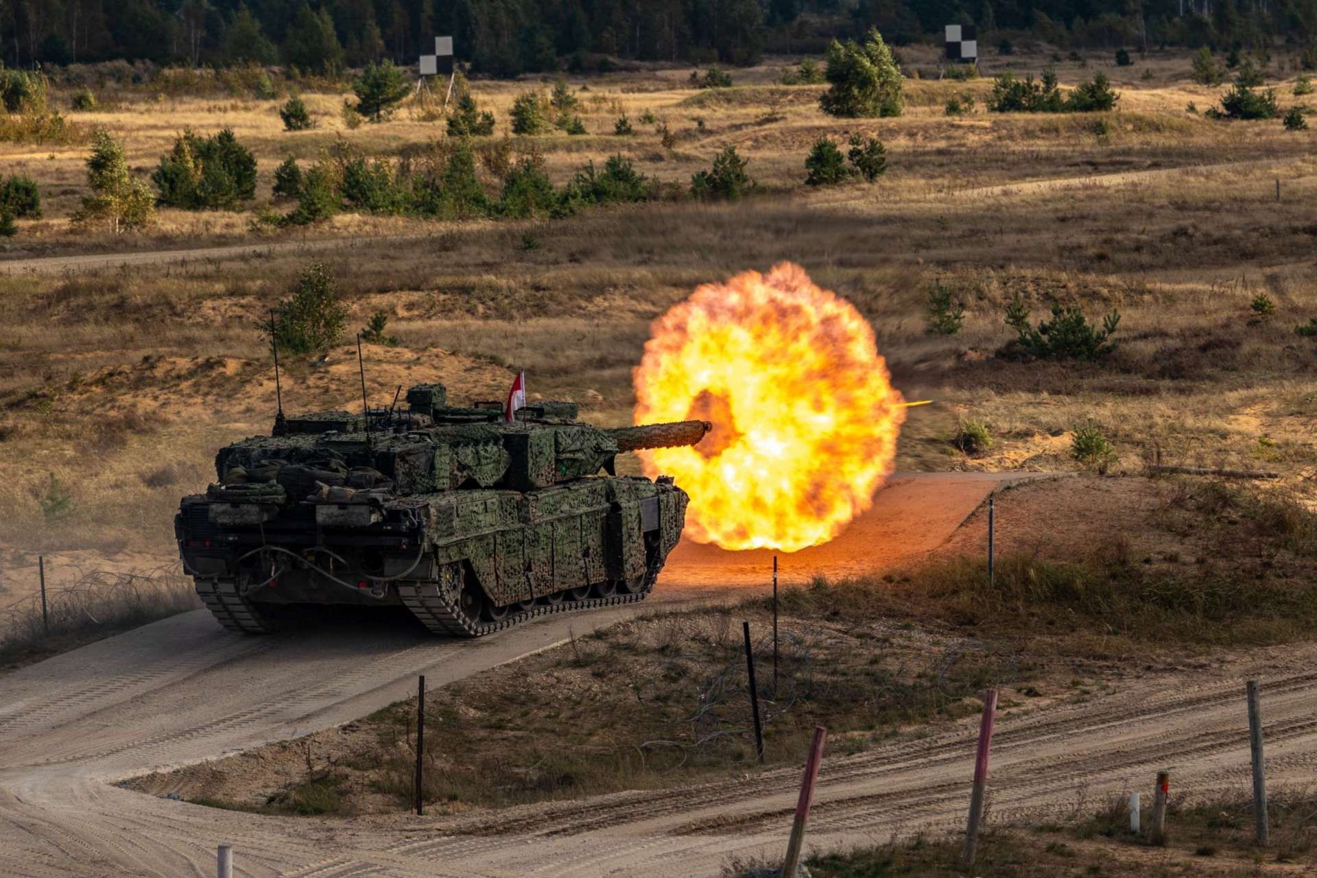 Denmark’s live-fire activity in Latvia therefore goes beyond a simple training event. It demonstrates the operational maturity of the Leopard 2A7 DK program, the result of a sustained modernization effort that has brought the Danish armored force to NATO’s highest standards (Picture Source: NATO)