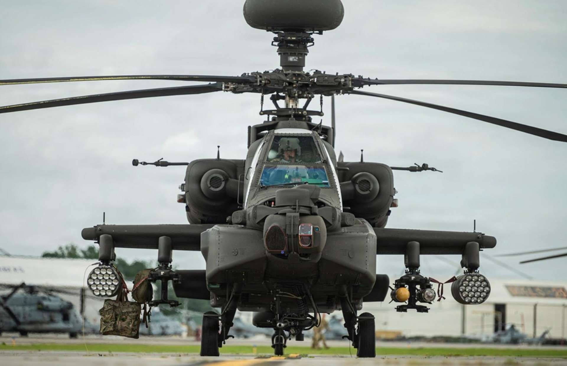 The U.S. Army’s AH-64E Apache V6 demonstrates its emerging counter-drone role, using upgraded sensors, Link 16 networking, JAGM and Hellfire missiles, APKWS rockets, and the 30 mm chain gun to detect, track, and destroy small and medium UAS during Operation Flyswatter at MCAS New River (Picture source: U.S. DoW).