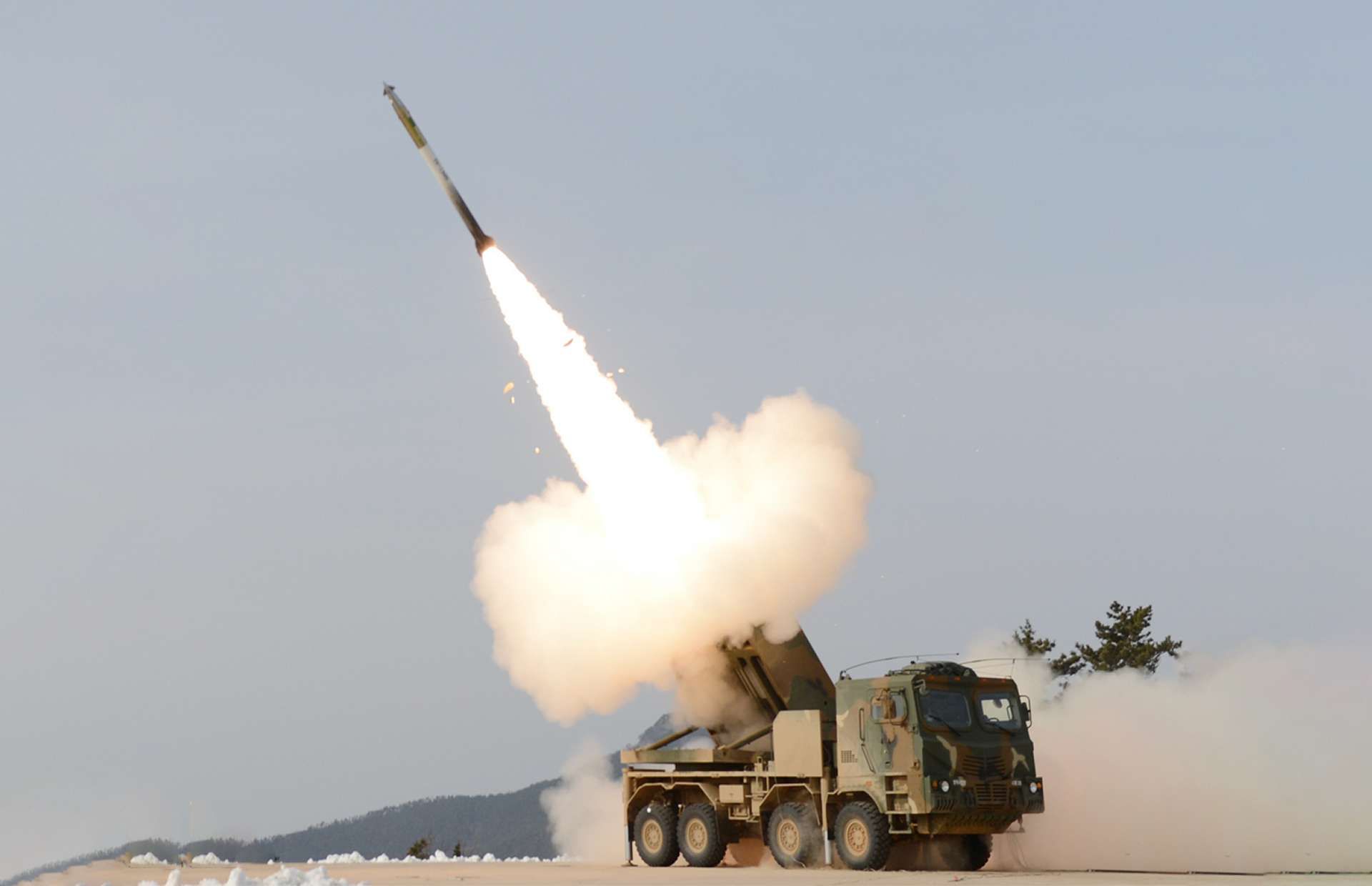 K239 Chunmoo MLRS is a two-modular pod firing 131 mm rockets to 36 km, 239 mm guided rockets to 80 km, and an optional CTM-290 missile to 290 km (Picture source: Hanwha Aerospace).
