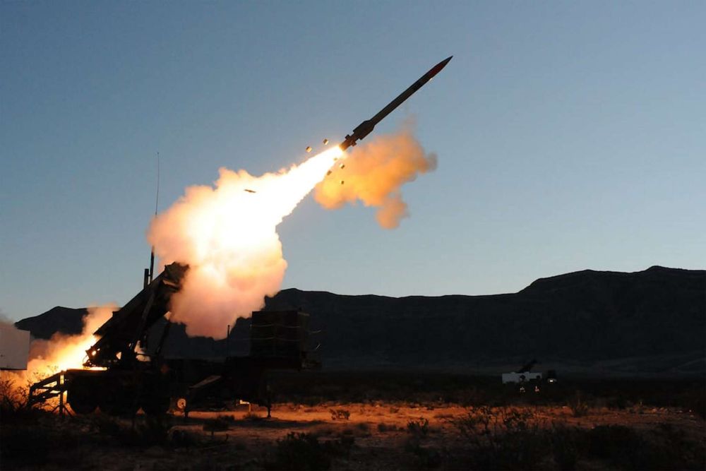 U.S. Army Patriot air defense launcher firing an interceptor, as the service studies a new sub-$1 million missile to counter drones, cruise missiles, and short-range ballistic threats while preserving costly PAC-3 MSE stocks (Picture source: U.S. DoW).