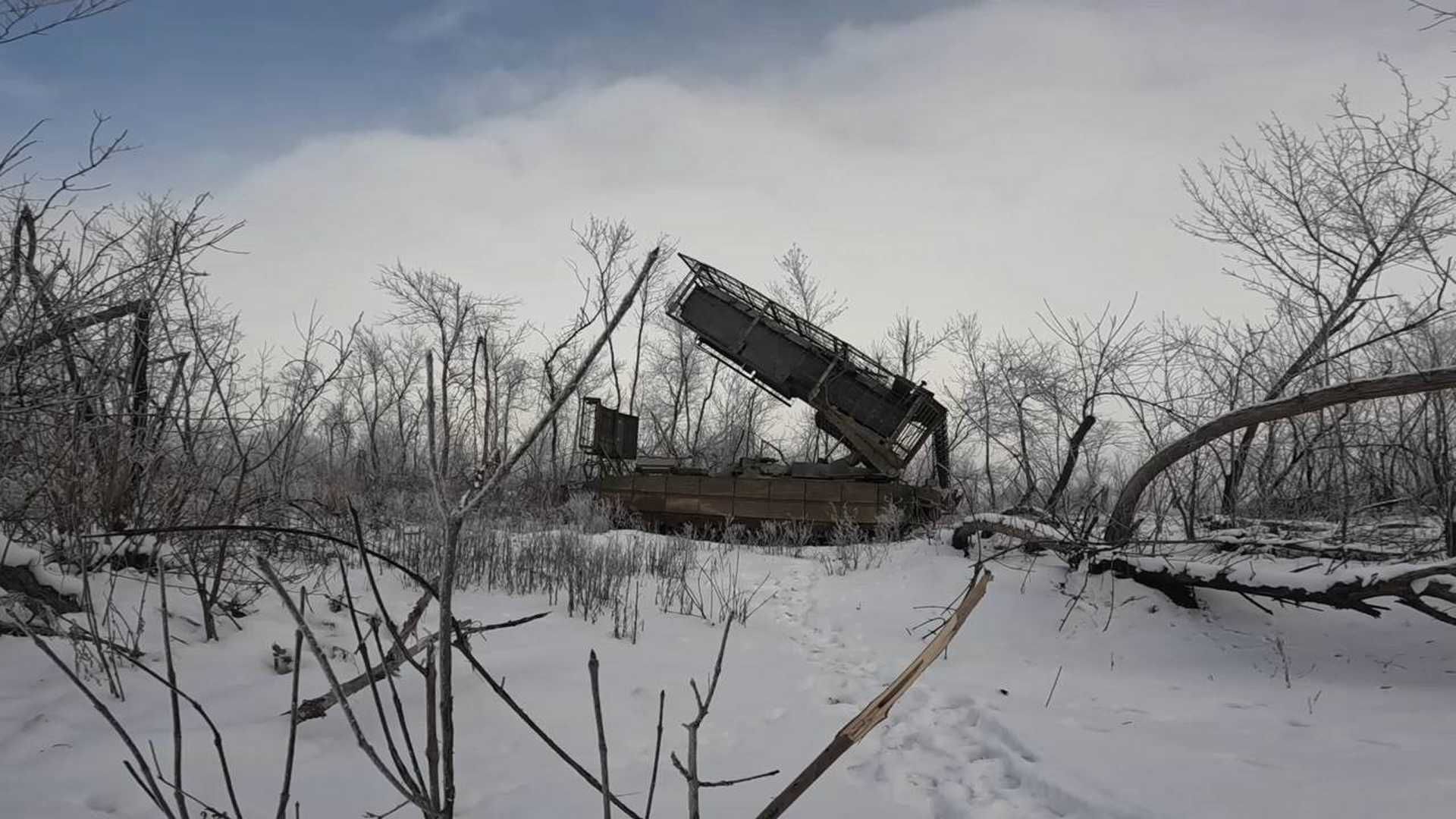 The TOS-3 launcher pod is fitted with protective mesh screening, like the TOS-2, Volnorez electronic warfare systems, and possibly a digital fire control and communications equipment to support extended engagement distances. (Picture source: Russian MoD)