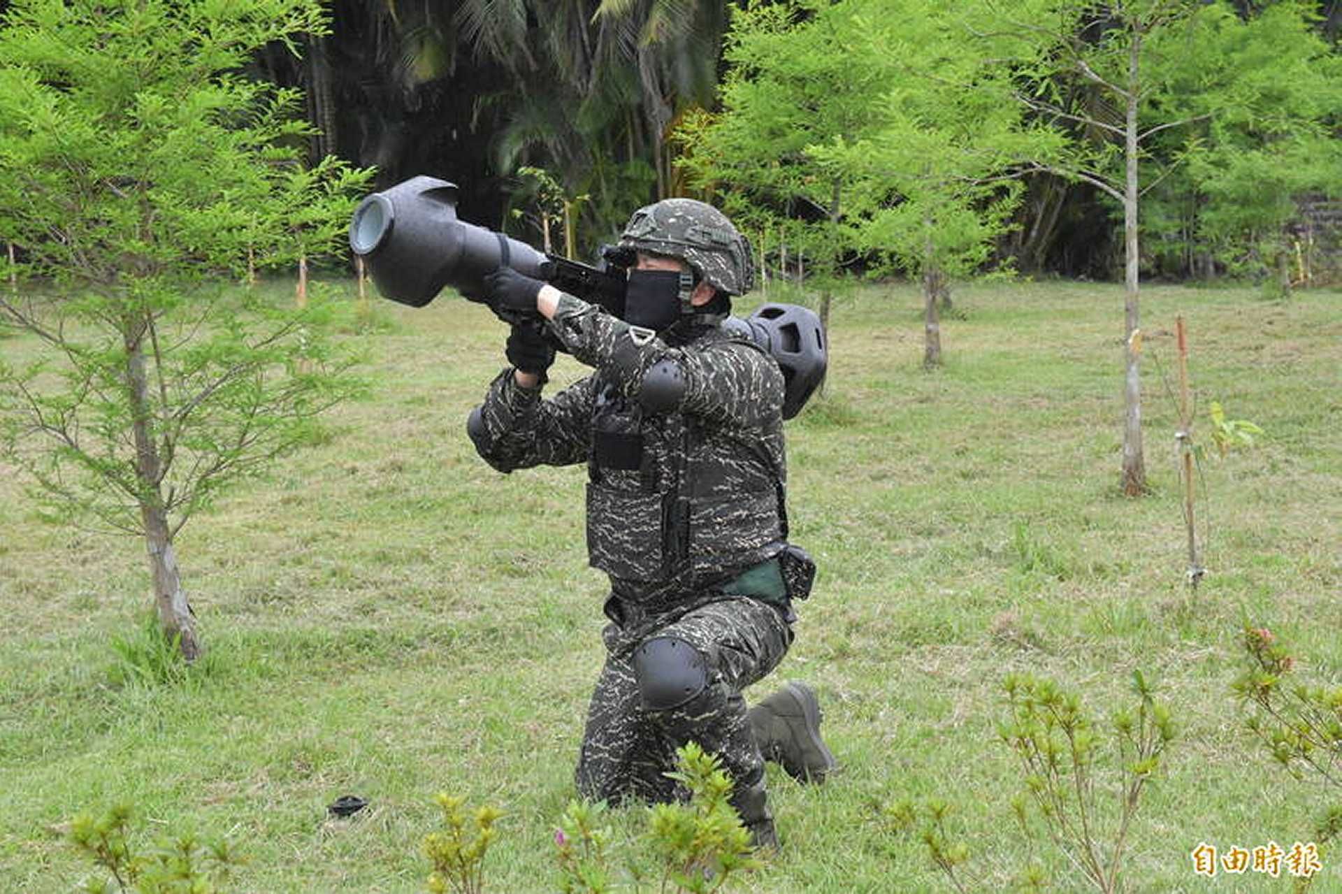 Taiwan’s new Red Falcon II portable anti-armor rocket combines lightweight design, improved 50+ cm RHA penetration, 500 m range, and thermal night-fighting capability to counter Chinese armored threats during amphibious and urban combat operations.