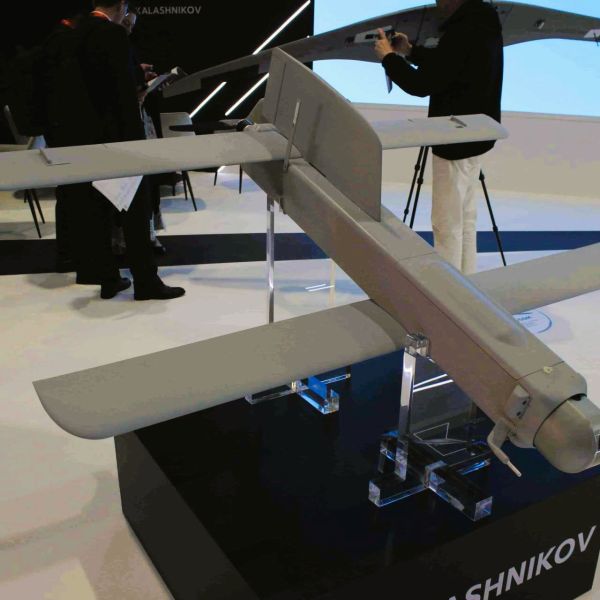 Presented at UMEX 2026 in Abu Dhabi, the KUB-2-2E reflects ongoing development trends in medium-class loitering munitions, combining extended range, multiple guidance options, and a launch concept intended for dispersed operations (Picture Source: Army Recognition Group)