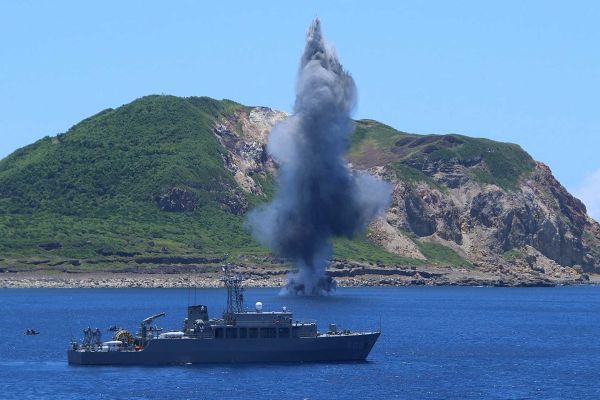 Japan’s mine countermeasure force is structured around a fleet of approximately twenty dedicated vessels, but a deployment to the Strait of Hormuz would only be examined if naval mines were obstructing navigation after hostilities had ended. (Picture source: Japanese Navy)