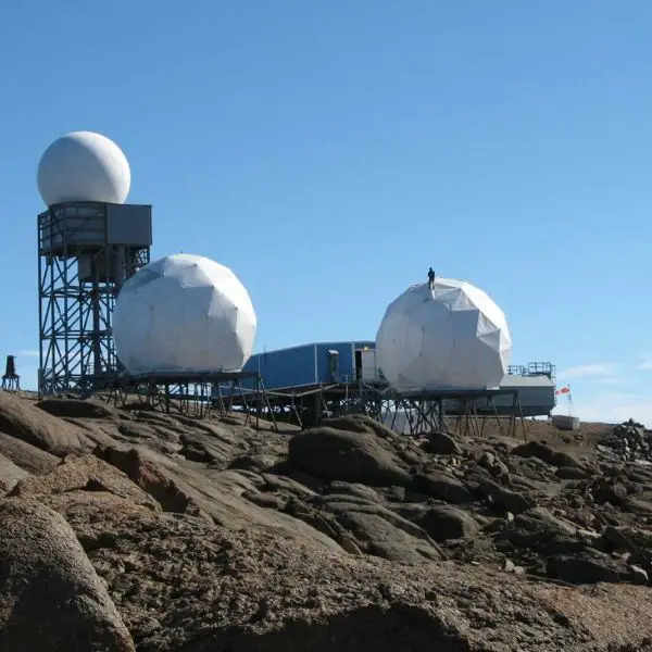 The North Warning System is a joint United States and Canadian network of 15 long-range and 36 to 39 short-range radar stations stretching across the Arctic to detect incoming Russian aircraft and missiles approaching North America. (Picture source: Nasittuq)