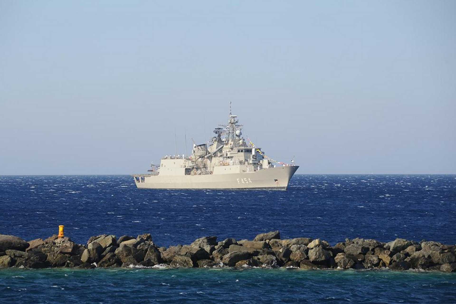 This expertise was developed during the frigate’s 2024 deployment in the Red Sea under EU Operation Aspides, where the Psara protected shipping lanes against Iranian-made drones by using its Centauros system. (Picture source: Greek Navy)