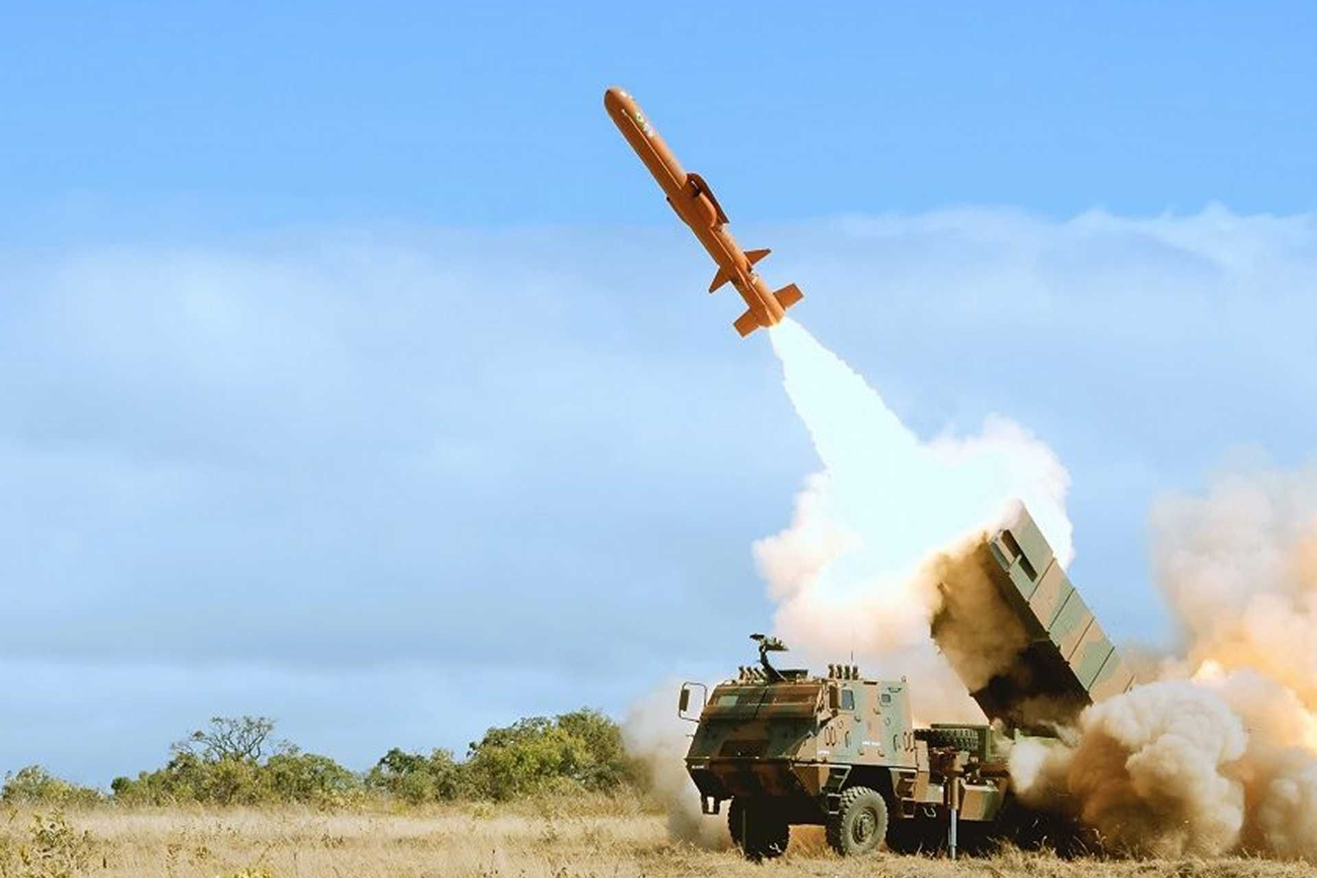 The Astros MLRS system remains the central element of Brazil’s missile infrastructure, providing a modular launcher capable of firing rockets and missiles across a wide spectrum extending from 30 km to 300 km. (Picture source: Avibras)