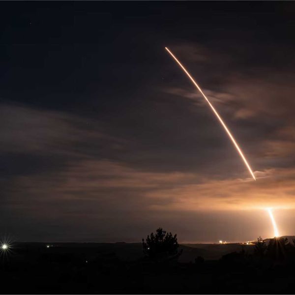 A Minuteman III ICBM launches from Vandenberg Space Force Base at 01:35 a.m. Pacific Time on November 5, 2025, as part of an operational test. Regular test launches confirm system accuracy and highlight areas requiring technical adjustment.