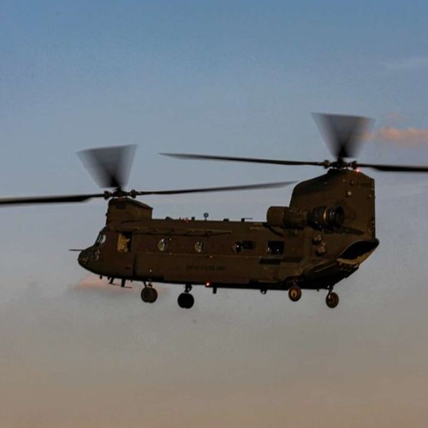 CH-47F Chinook Block II boosts heavy-lift with a 54,000-lb max weight, advanced rotor blades, redesigned fuel system, and refined flight controls, moving JLTVs, M777s, and bridging farther in high-hot conditions while enhancing DVE safety for contested logistics (Picture source: U.S. DoW).