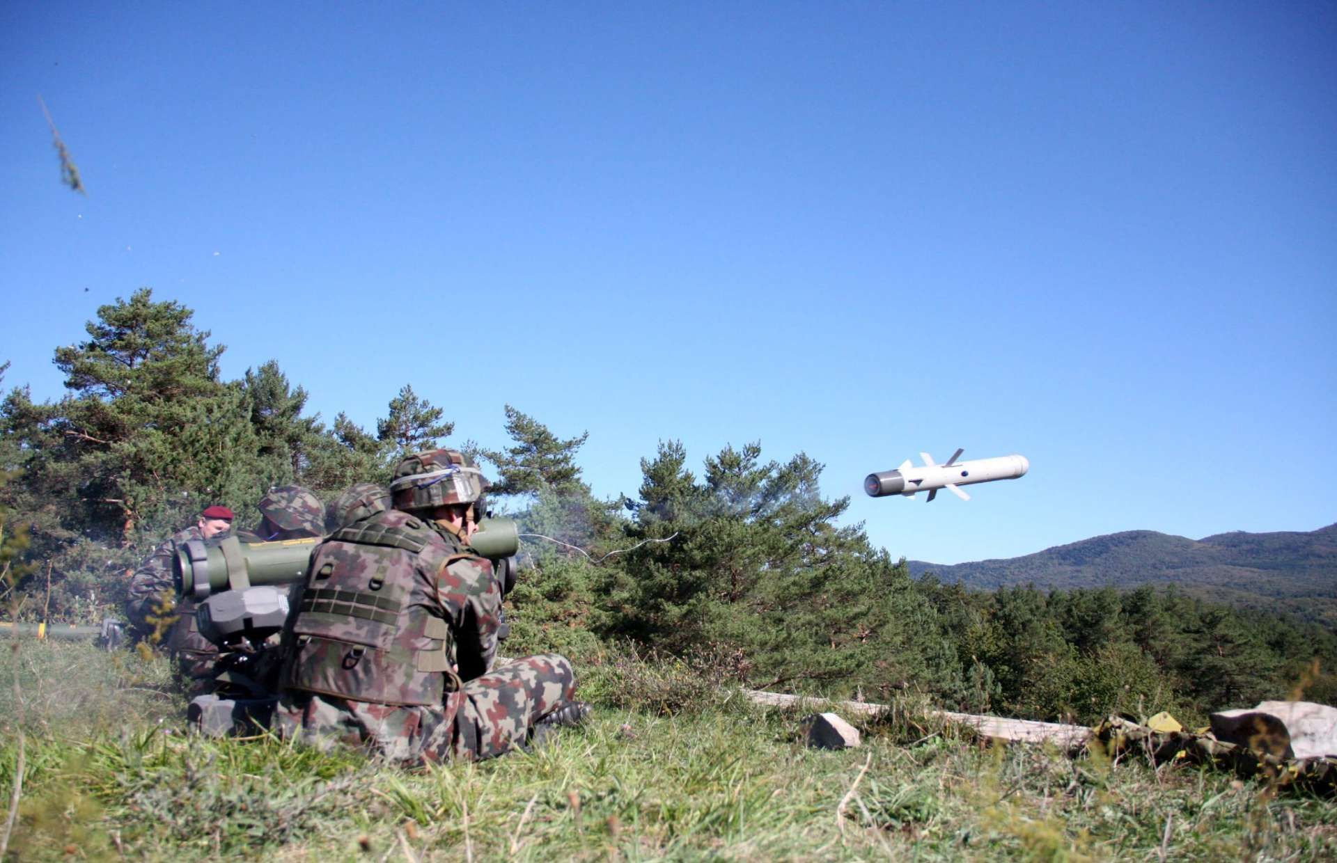 Spike LR2 (MELLS) provides fiber-optic, electro-optical guided engagement with in-flight retargeting, fire-observe-update modes, tandem HEAT and multipurpose warheads, and 0–5.5 km ground / up to 10 km air reach for tripod, vehicle and helicopter launch (Picture source: Rafael).