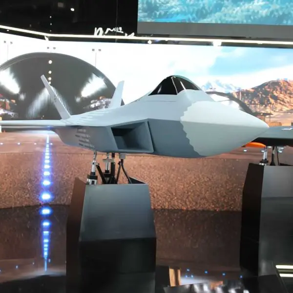 The synchronized LED display demonstrated coordinated takeoff, formation maneuvering, and simulated strike execution, replacing traditional static models of the Kaan fighter and Anka III drone with an interactive digital environment. (Picture source: Army Recognition)