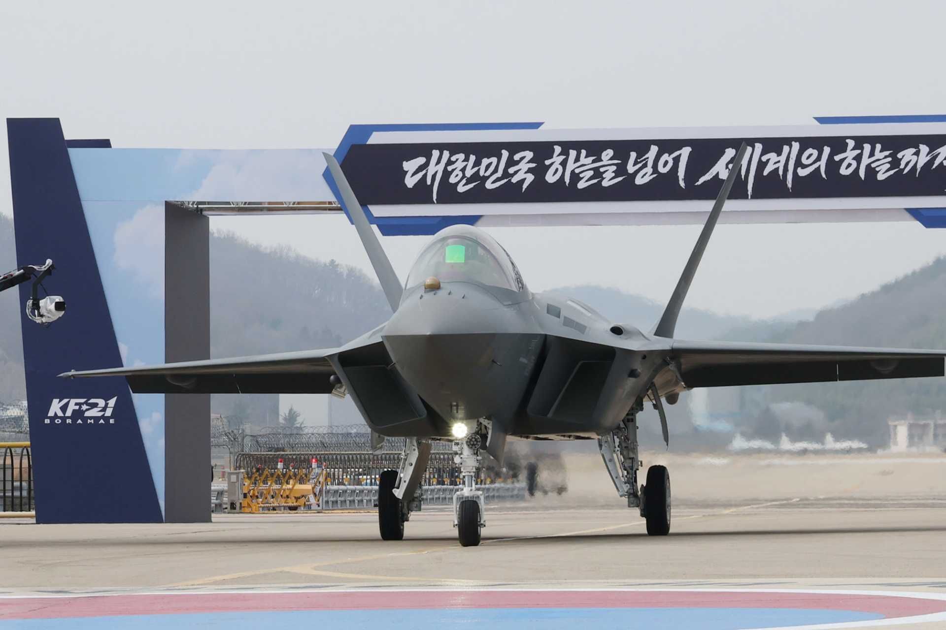 The 22-day interval between rollout and first flight for the production KF-21 represents a notably shorter transition when compared with its own prototype phase, as the KF-21 prototype made its rollout on April 9, 2021, and its first flight on July 19, 2022. (Picture source: South Korean Presidency)