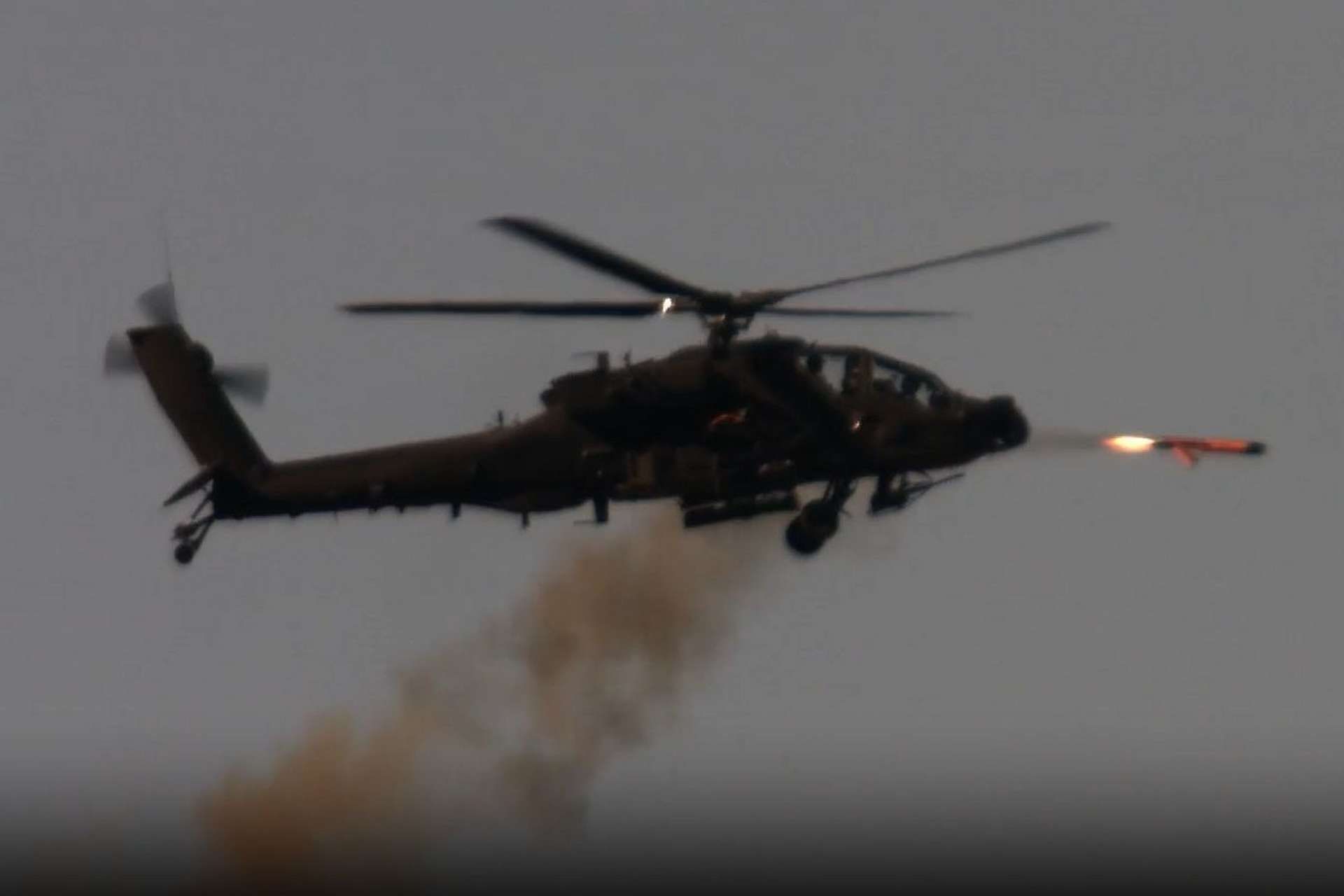 U.S. Army AH-64E Apache crews employed an air-launched effect during CFWE26 at Yuma Proving Ground, showing how deployable uncrewed payloads can extend standoff sensing and strike options while reducing helicopter exposure in contested airspace (Picture source: U.S. DoW).