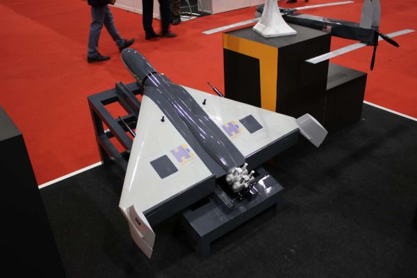 HDS-NSS is a Malaysian-developed fixed-wing loitering munition displayed at DSA 2024 in Kuala Lumpur, designed as a low-cost precision-strike drone for tactical units. With a 2 kg payload, 30-minute endurance, and 20 km range, it reflects Malaysia’s push to develop indigenous expendable strike capabilities (Picture source: Army Recognition Group).