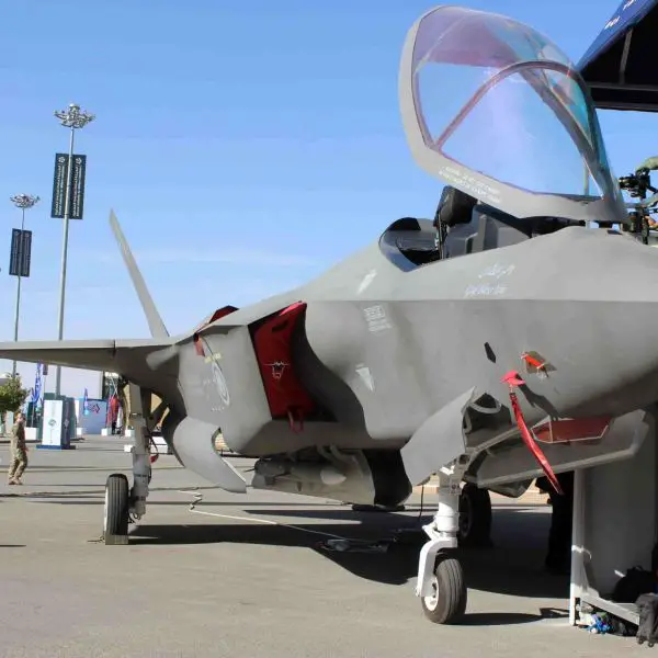 Saudi-flagged F-35 Lightning II mockup displayed at Riyadh’s World Defense Show signals an overt pitch to the Kingdom as it weighs a potential stealth fighter buy, highlighting the jet’s internal precision-strike and air-to-air loadouts while underscoring the geopolitical friction and likely export downgrades Washington would impose to preserve Israel’s regional air superiority (Picture source: Army Recognition Group).