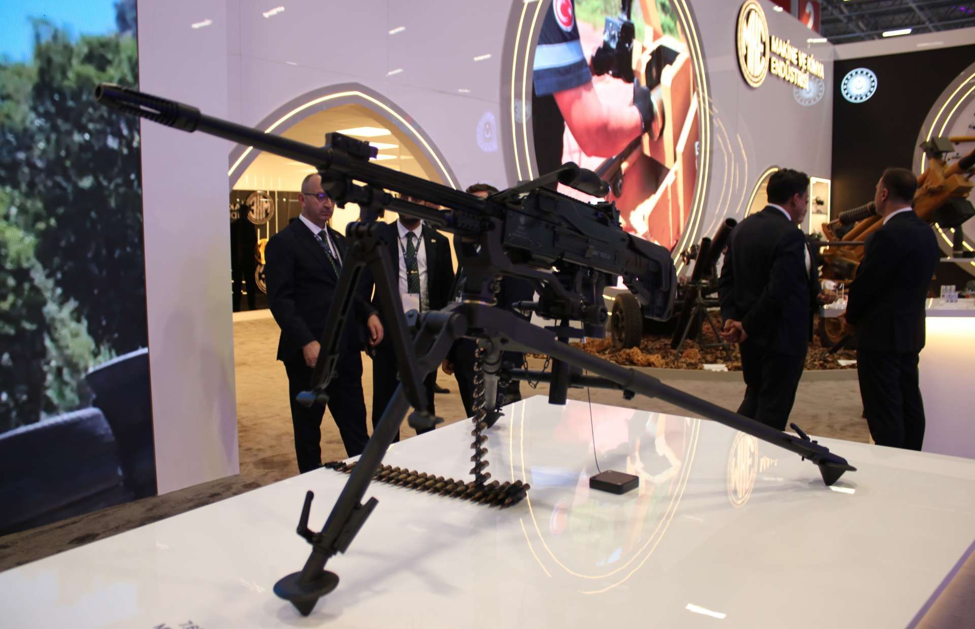 MKE’s 8 kg MMT is a 7.62x51 NATO belt-fed machine gun with a quick-change barrel, adjustable gas, and optic rail, delivering sustained suppressive fire to about 1,000 m (Picture source: Army Recognition Group).