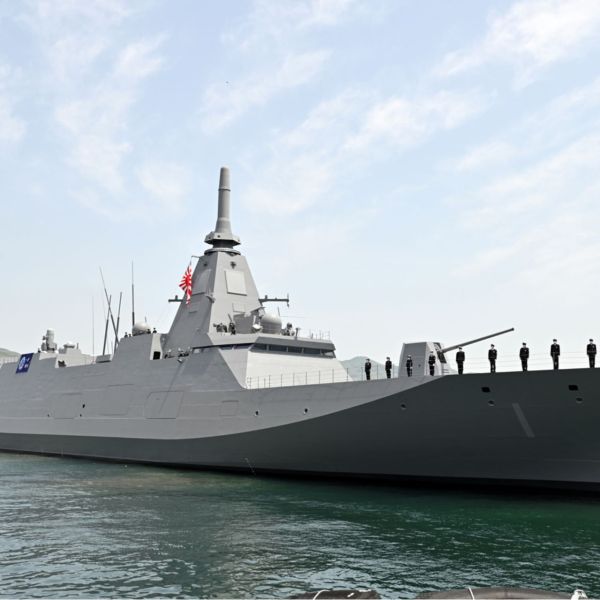 Australian and Japanese defence ministers formalize the agreement in Melbourne for the delivery of the first three Mogami-class frigates (Picture source: Japan MoD)