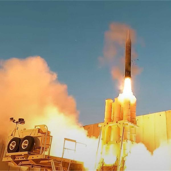 An Arrow 3 interceptor is launched during a test fire, demonstrating the system’s exoatmospheric interception capability. Germany will be the first country outside Israel to deploy the system under a €4 billion defense agreement.