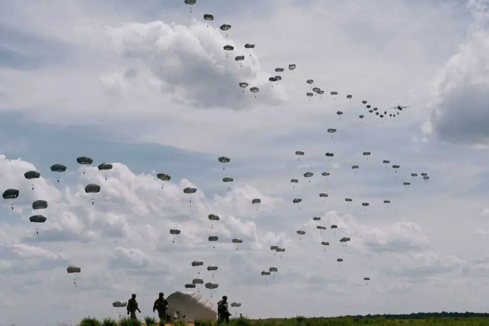 U.S. Army 82nd Airborne Division paratroopers, America’s rapid-response force capable of deploying within 18 hours to conduct airborne assaults, seize key terrain, and enable large-scale joint operations worldwide.