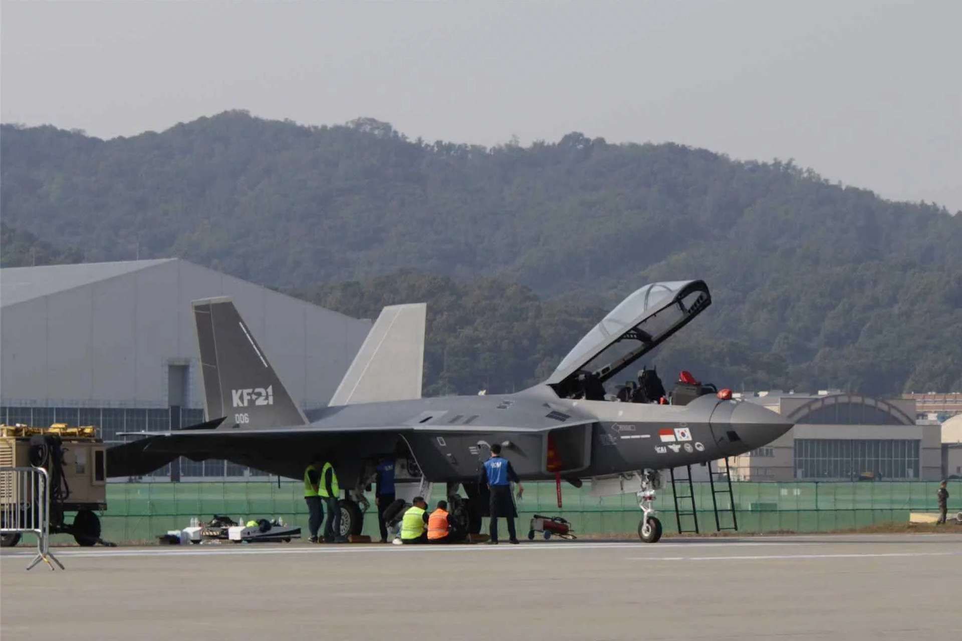 South Korea’s transfer of a KF-21 prototype to Indonesia supports talks on a 16-aircraft deal, boosts Jakarta’s airpower modernization, and strengthens the fighter’s export prospects (Picture source: Army Recognition Group).