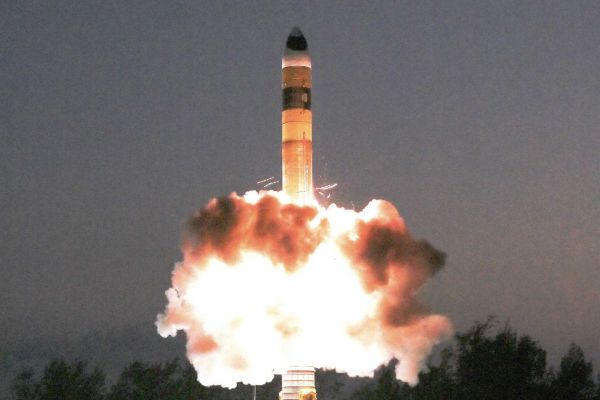 The main advantage of the MIRV-equipped Agni-5 is that a single missile can strike several separate strategic targets simultaneously, while making interception by adversary missile defence systems significantly more difficult. (Picture source: Indian MoD)