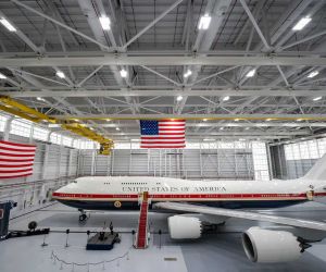 The newly delivered VC-25B Bridge aircraft arrives at Joint Base Andrews to begin commissioning flights, a critical step toward strengthening U.S. presidential airlift, airborne command-and-control, and continuity-of-government capabilities while the next-generation Air Force One fleet remains delayed.