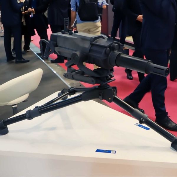 The Mk 47’s combination of long-recoil operation, integrated programmable fire control, and compatibility with all NATO high-velocity 40 mm rounds allows it to match or exceed the capabilities of systems of similar or greater weight. (Picture source: Army Recognition)