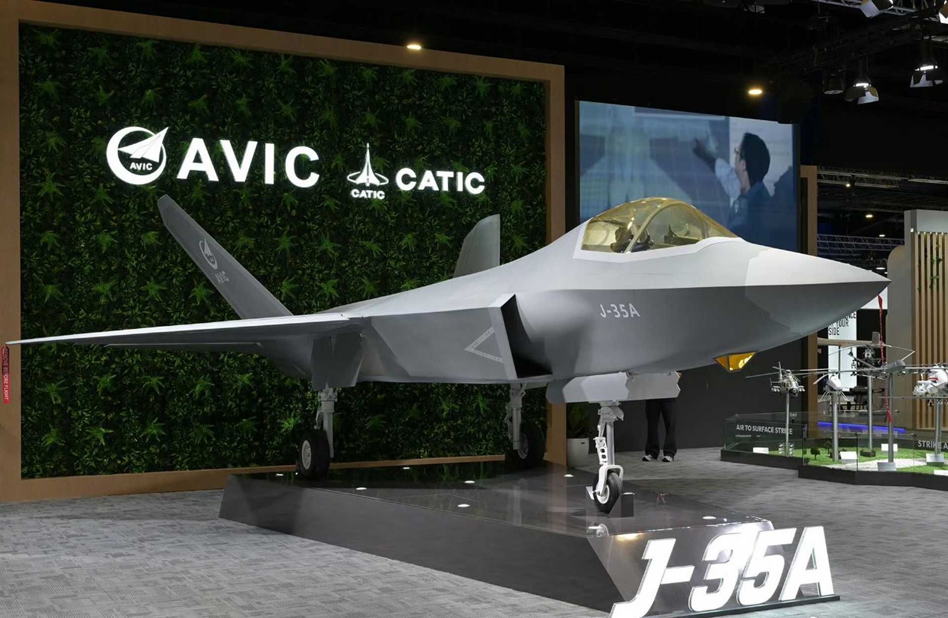 A scale model of China’s land-based J-35A fifth-generation stealth fighter displayed by AVIC at Singapore Airshow 2026.