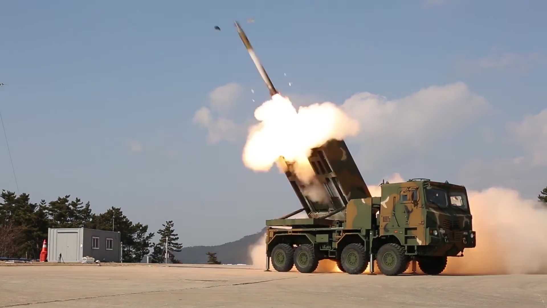 The K239 Chunmoo system, first commissioned by South Korea in 2014, has gained Norway's attention for its modular design and capability to fire a range of munitions, including 130 mm, 227 mm, and guided 239 mm rockets, as well as tactical missiles such as the KTSSM. (Picture source: South Korean MoD)