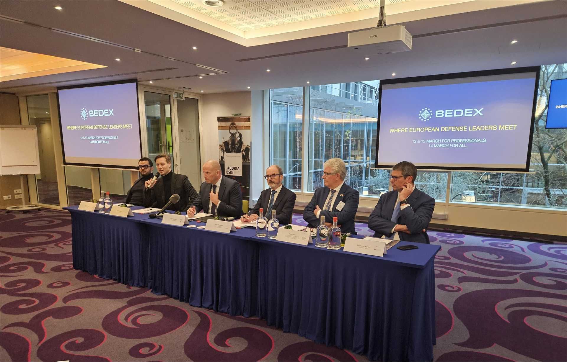 Conférence de presse de lancement du BEDEX 2026 à Bruxelles le 3 février 2026, en présence de Theo Francken, ministre belge de la Défense, et de nombreuses autorités politiques, institutionnelles et industrielles.