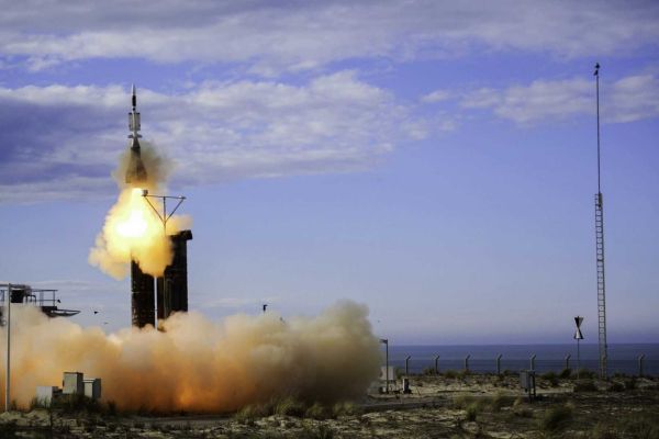 The SAMP/T NG is designed to intercept aircraft and cruise missiles at ranges of up to about 150 km and engage short-range ballistic missiles with Aster 30 B1NT, supported by a new AESA radar with detection and tracking ranges beyond 350 km. (Picture source: French MoD)