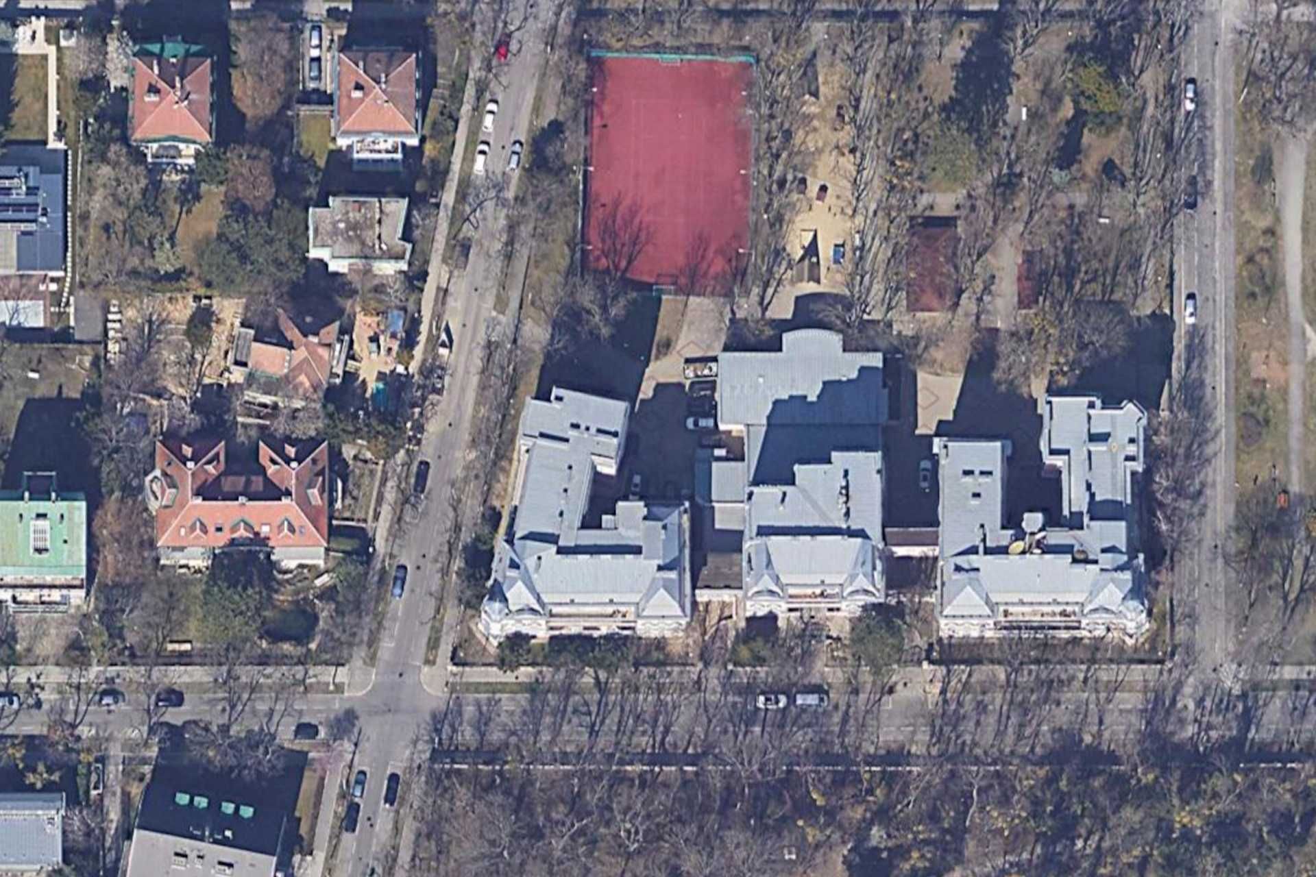 Russian spies are also reported to use a former sanatorium located at the Sternwartestraße, n°74, which was used historically by Soviet services, and is now said to be fitted with rooftop dishes and technical installations. (Picture source: Google Maps)