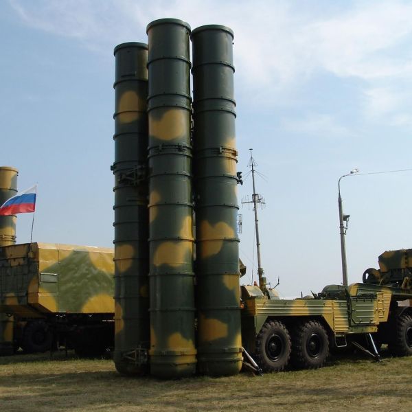 Talks reportedly focus on the potential delivery of S-300PMU2 Favorit air defense systems, whose 64N6E2 radar can detect targets at more than 300 kilometers, as well as the S-350 Vityaz, designed to engage aircraft and missiles within an envelope of roughly 120 kilometers using 9M96E2 interceptors.