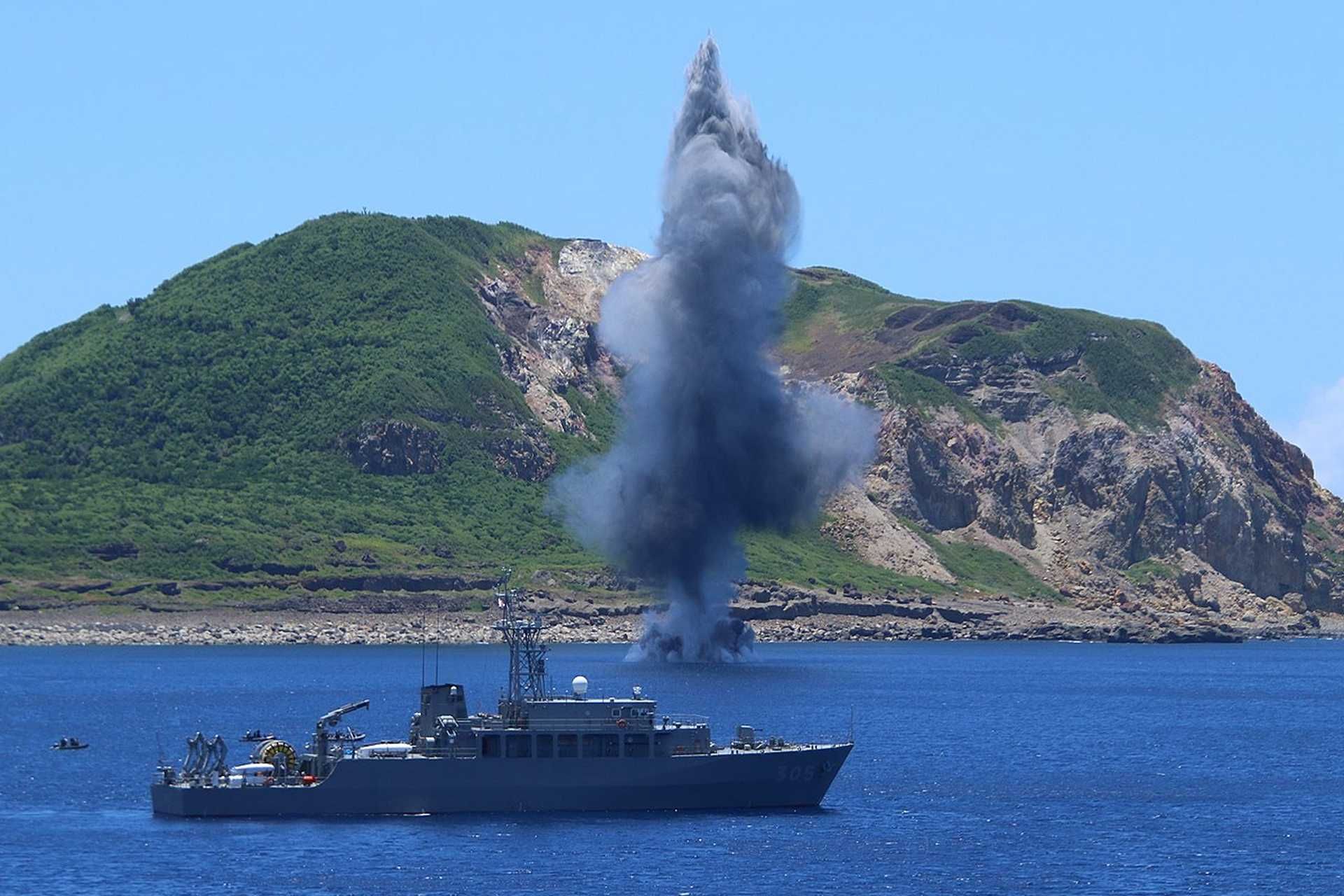 Japan’s mine countermeasure force is structured around a fleet of approximately twenty dedicated vessels, but a deployment to the Strait of Hormuz would only be examined if naval mines were obstructing navigation after hostilities had ended. (Picture source: Japanese Navy)