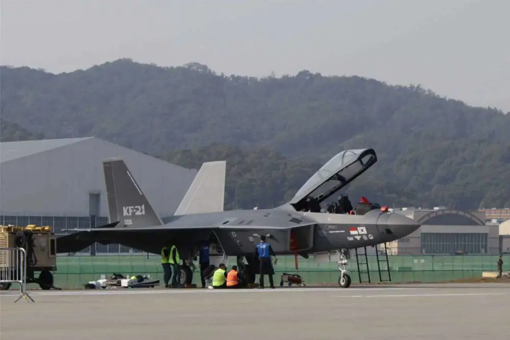 South Korea’s transfer of a KF-21 prototype to Indonesia supports talks on a 16-aircraft deal, boosts Jakarta’s airpower modernization, and strengthens the fighter’s export prospects (Picture source: Army Recognition Group).