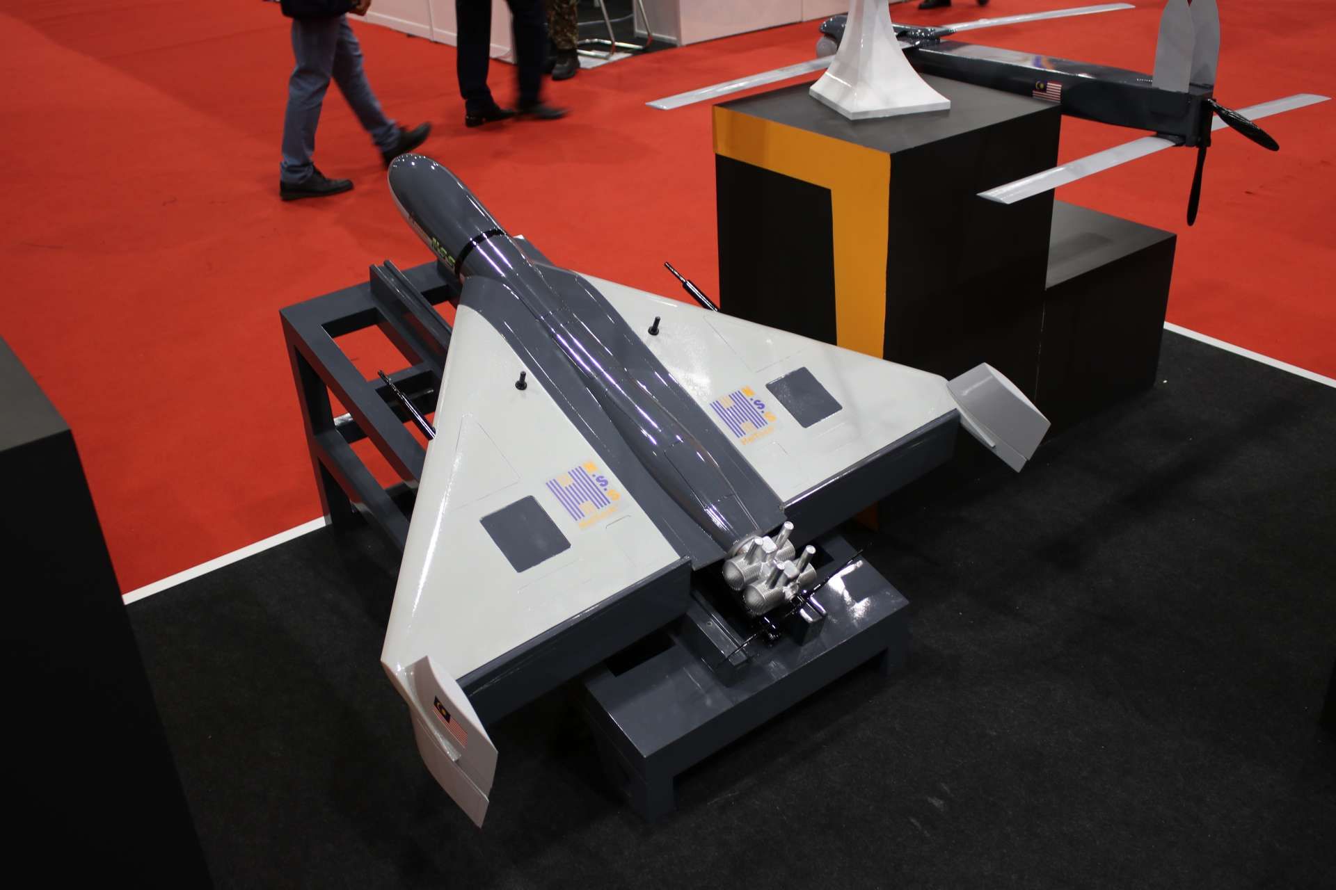 HDS-NSS is a Malaysian-developed fixed-wing loitering munition displayed at DSA 2024 in Kuala Lumpur, designed as a low-cost precision-strike drone for tactical units. With a 2 kg payload, 30-minute endurance, and 20 km range, it reflects Malaysia’s push to develop indigenous expendable strike capabilities (Picture source: Army Recognition Group).
