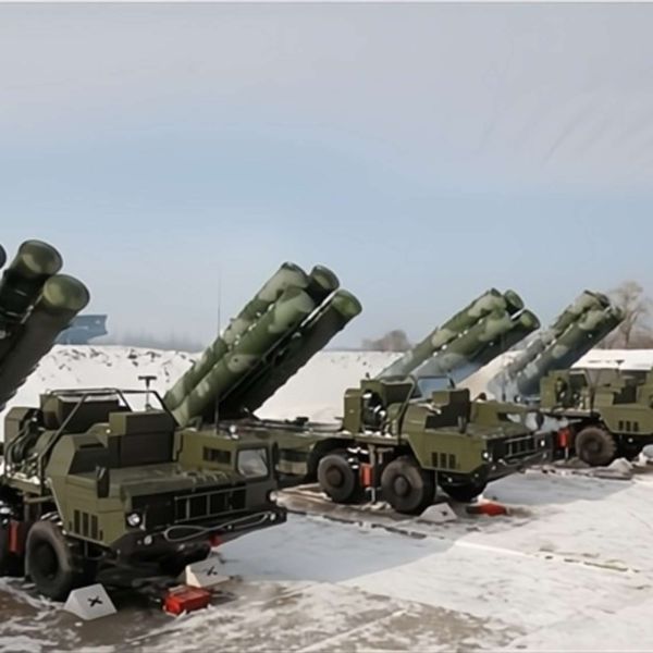 S-400 “Sudarshan Chakra” fields a mixed interceptor loadout to engage aircraft, cruise missiles, UAVs, and limited ballistic threats, with advertised reach up to 380 km, altitudes up to 30 km, and high raid-handling capacity enabled by multi-radar target tracking and simultaneous multi-target engagements (Picture source: Russian MoD).