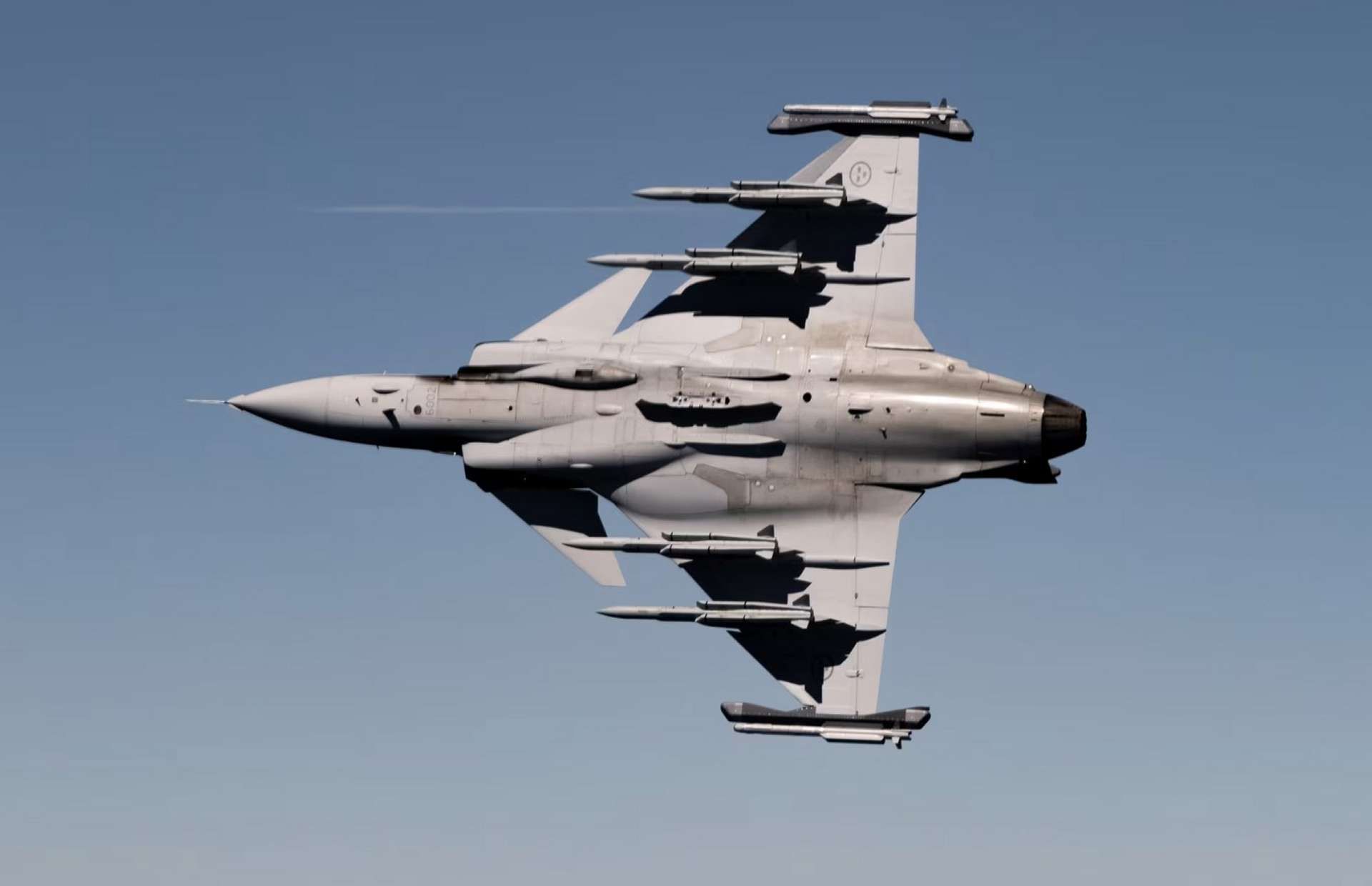 Gripen E with Saab’s new multi-role launcher carrying Meteor/IRIS-T and EW pods, boosting weapons flexibility, faster turnarounds, and interoperability across Sweden’s Gripen fleet (Picture source: Saab).