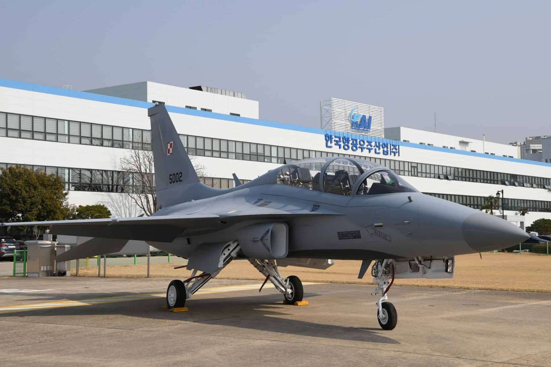Poland’s FA-50PL fighters are set to receive AIM-120C AMRAAM missiles, giving them true beyond-visual-range combat capability. Paired with AESA radar, Link 16, and AIM-9X support, the upgrade will strengthen air policing, defensive counter-air, and NATO interoperability (Picture source: Polish Mod).