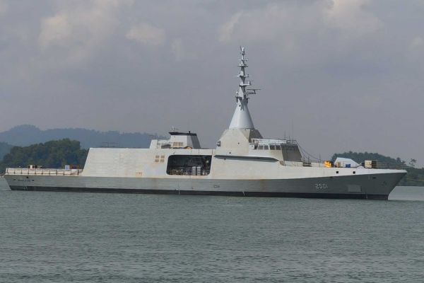 On January 20, 2026, Malaysia’s first Maharaja Lela-class littoral combat ship, KD Maharaja Lela (2501), departed its berth at Lumut Naval Shipyard to begin initial sea trials, marking a long-awaited step for the Royal Malaysian Navy’s LCS program. (Picture source: LUNAS)