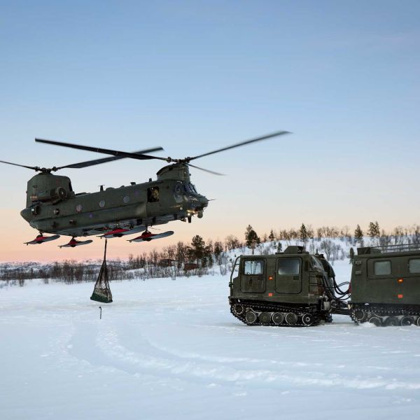 A British Air Force CH-47 Chinook heavy-lift helicopter operates in sub-zero Arctic conditions near Bardufoss in Northern Norway during Operation Clockwork, demonstrating the aircraft’s ability to conduct heavy transport and underslung load missions in extreme cold weather alongside NATO allies.