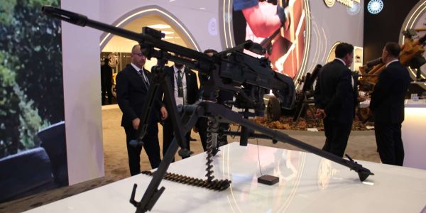 MKE’s 8 kg MMT is a 7.62x51 NATO belt-fed machine gun with a quick-change barrel, adjustable gas, and optic rail, delivering sustained suppressive fire to about 1,000 m (Picture source: Army Recognition Group).