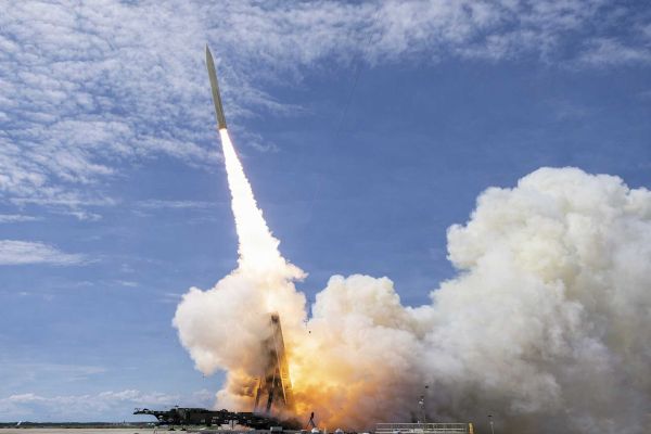 U.S. Army and U.S. Navy common hypersonic missile, likely the Dark Eagle Long-Range Hypersonic Weapon (LRHW), launches from Cape Canaveral Space Force Station, Florida, on March 26, 2026, demonstrating the United States’ advancing long-range precision strike capability.