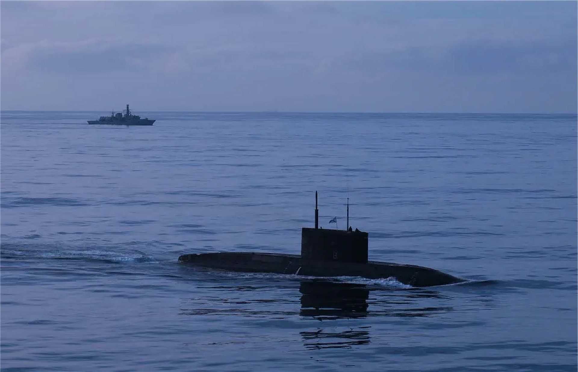 British Royal Navy frigate HMS Iron Duke sails through the English Channel during a three-day NATO operation to monitor and track the surfaced Russian Kilo-class submarine Novorossiysk near the French coast, October 2025.