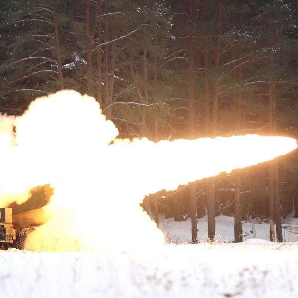 U.S. Army HIMARS launchers conduct a live-fire exercise near Klaipeda, firing rockets into the Baltic Sea during joint training with the Lithuanian Armed Forces, as Lithuania prepares to field its own HIMARS capability and Washington signals enduring deterrence and support on NATO’s northeastern flank (Picture source: Army Recognition Group).