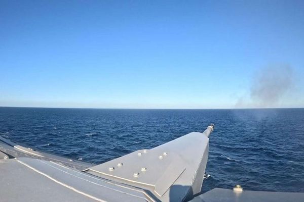 The RAPIDFire S40SA naval system combines a gyro-stabilized 40 mm CTA cannon with cased telescoped ammunition, delivering up to 180 rounds per minute, a 4 km engagement range, and a large ready-to-fire magazine that enables dozens of counter-drone and close-in defense interceptions without reloading (Picture source: French MoD).