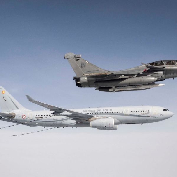 A Rafale B flies alongside an A330 MRTT during the POKER 2026 strategic exercise. The aircraft is carrying a mock-up of the ASMPA-R supersonic nuclear cruise missile, as part of a mission designed to simulate a full nuclear strike profile. (Picture source: French MoD)