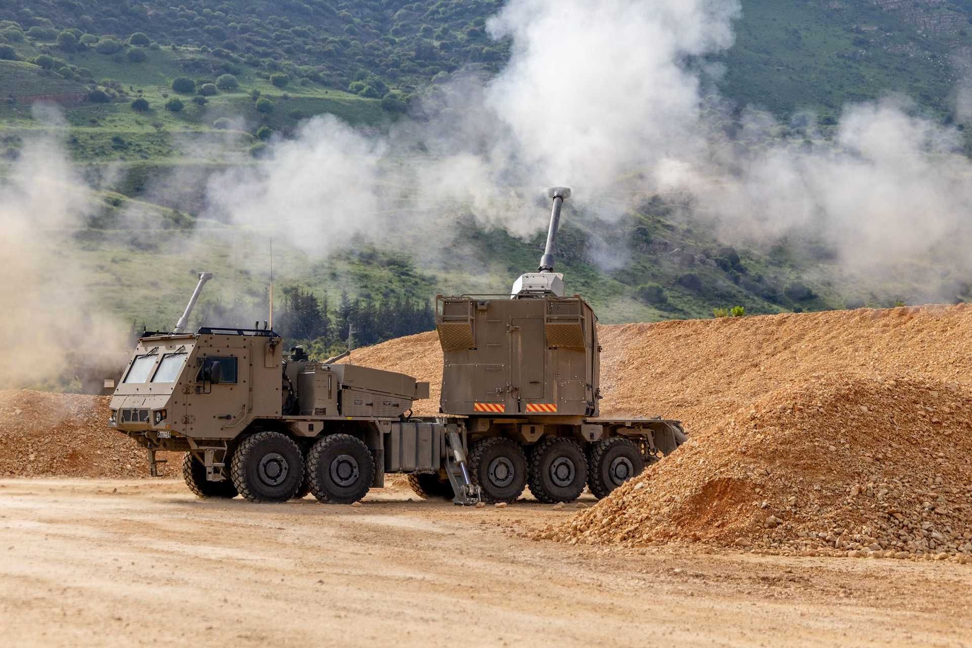 Ro’em (SIGMA 155) self-propelled howitzer of the Israeli Defense Forces fires its first operational mission in southern Lebanon, delivering high-rate, long-range artillery strikes against Hezbollah launch positions while demonstrating enhanced mobility and automated firepower.